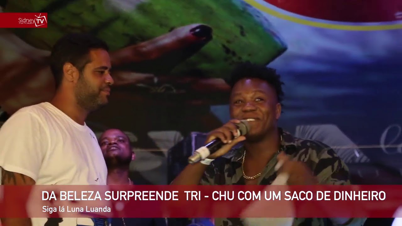 Da Beleza Surpreende Tri Chu com um saco de dinheiro.