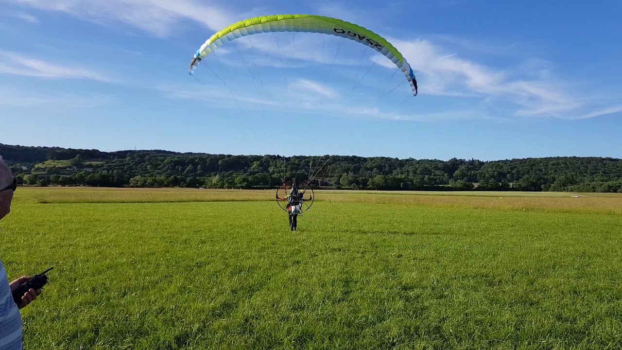 Paramoteur : exemple de d&eacute;collage solo &agrave; pied