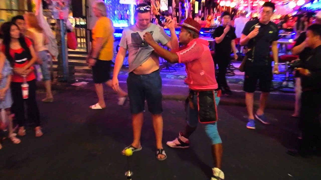 Pattaya Walking street фокусник с сигаретами и Михаил