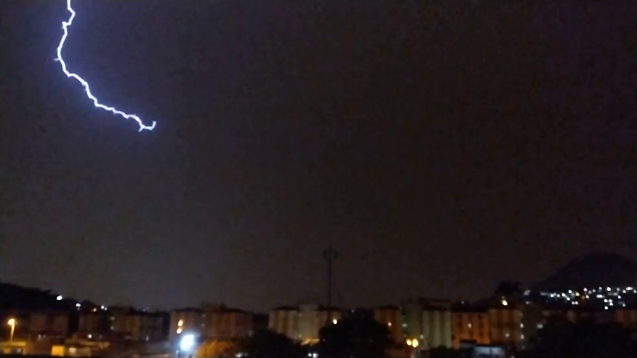 Raios e trovões, início de chuva forte ( RJ )
