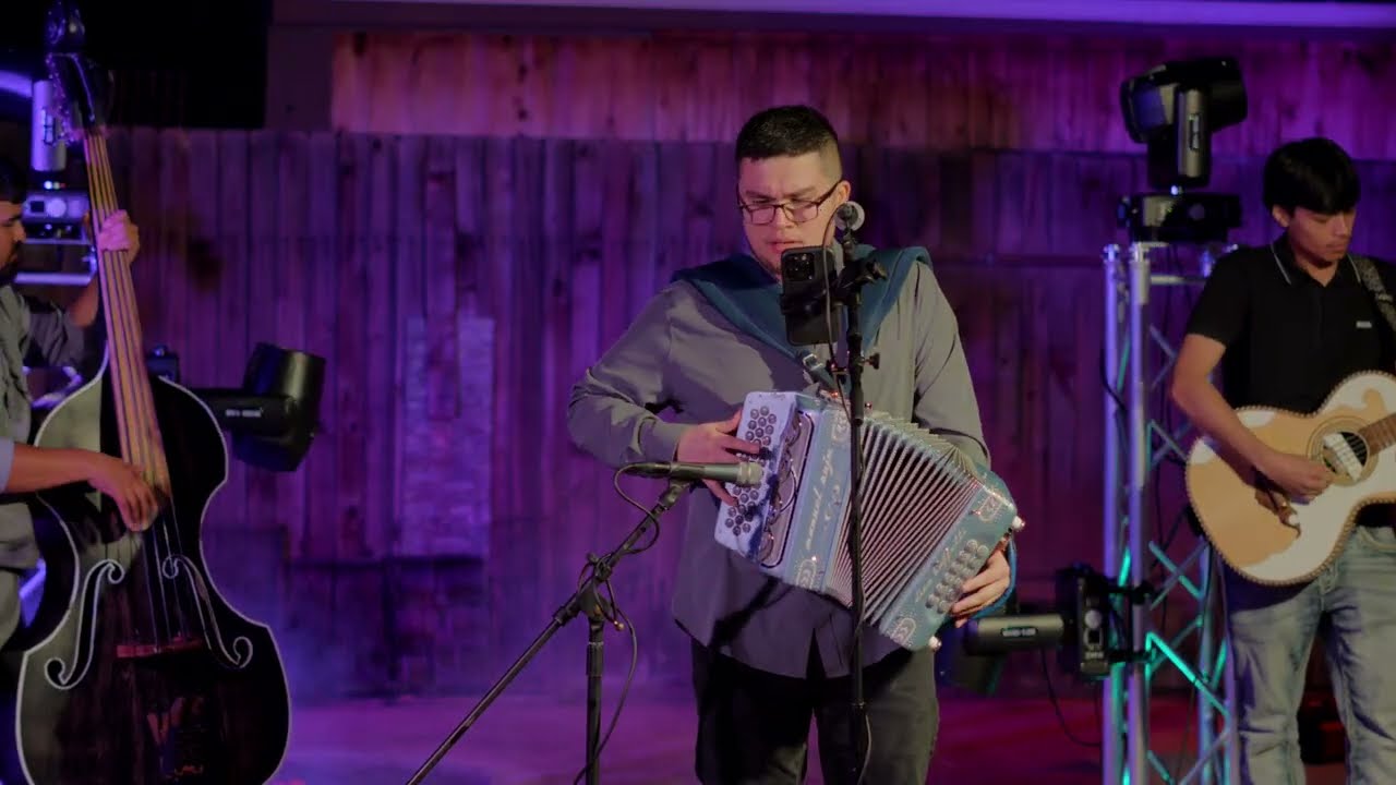 ABRAZADO DE UN POSTE - MANUEL ROJO (EN VIVO) LOS DEL PATIO