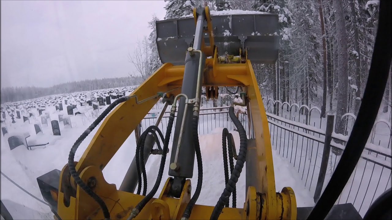 HZM xc28. Уборка снега на кладбище.