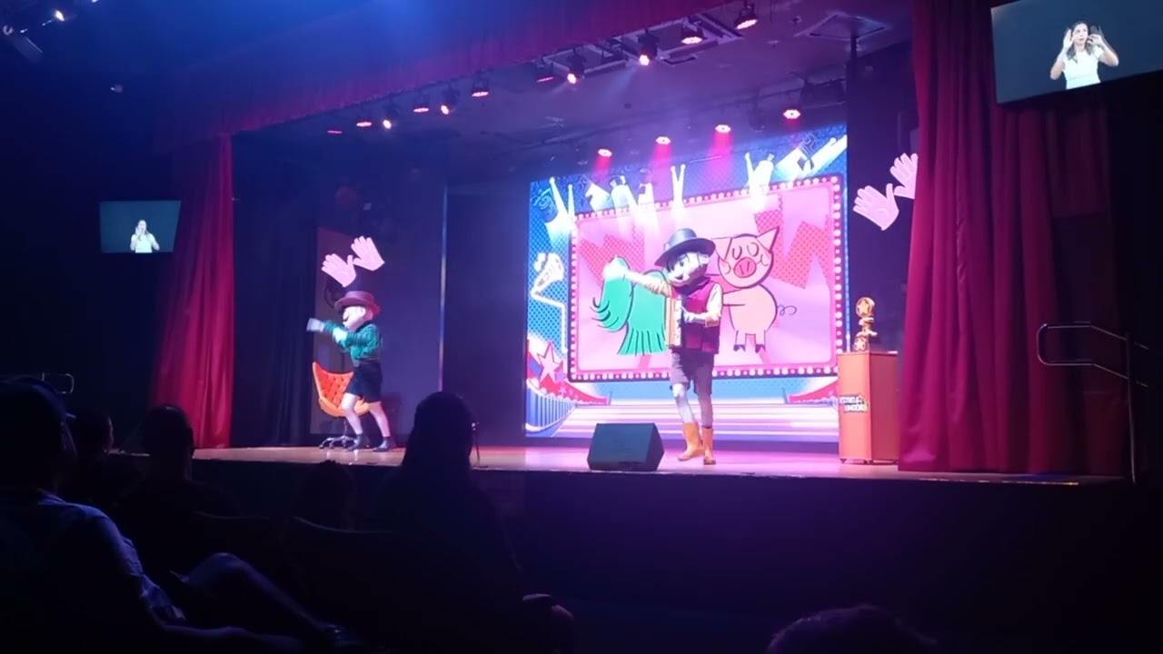 Cebolinha e Cascaró, agitando as crianças no Parque da Mônica, nosso voto é pra eles e o de vcs?