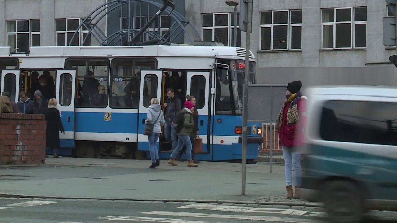Mkną po szynach spóźnione tramwaje przez wrocławskich ulic sto