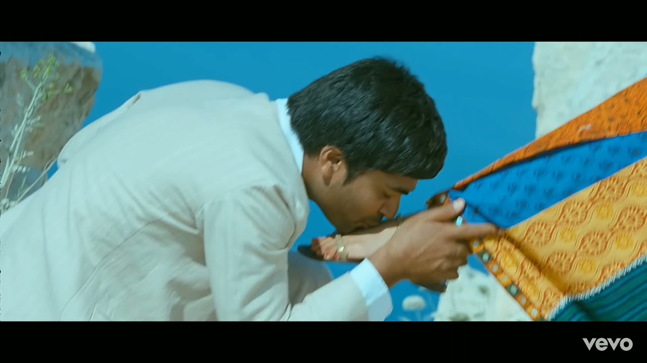 Trisha feet kissing scene