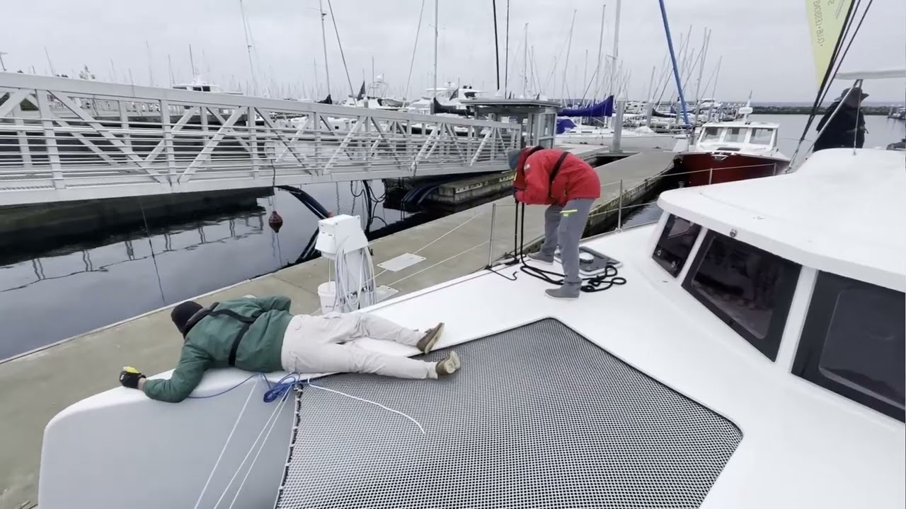 How to spring stern of Neel 43 Trimaran off of dock