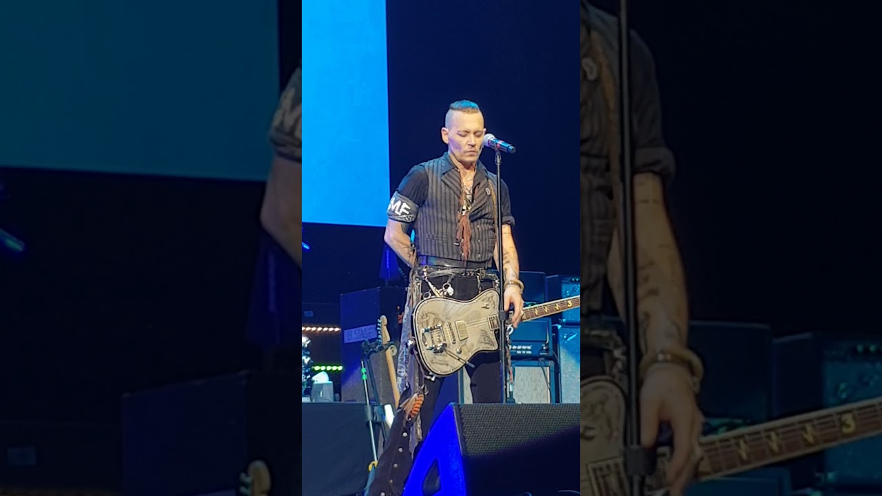 Johnny Depp singing Heroes by David Bowie from front row at Glasgow SEC Hydro