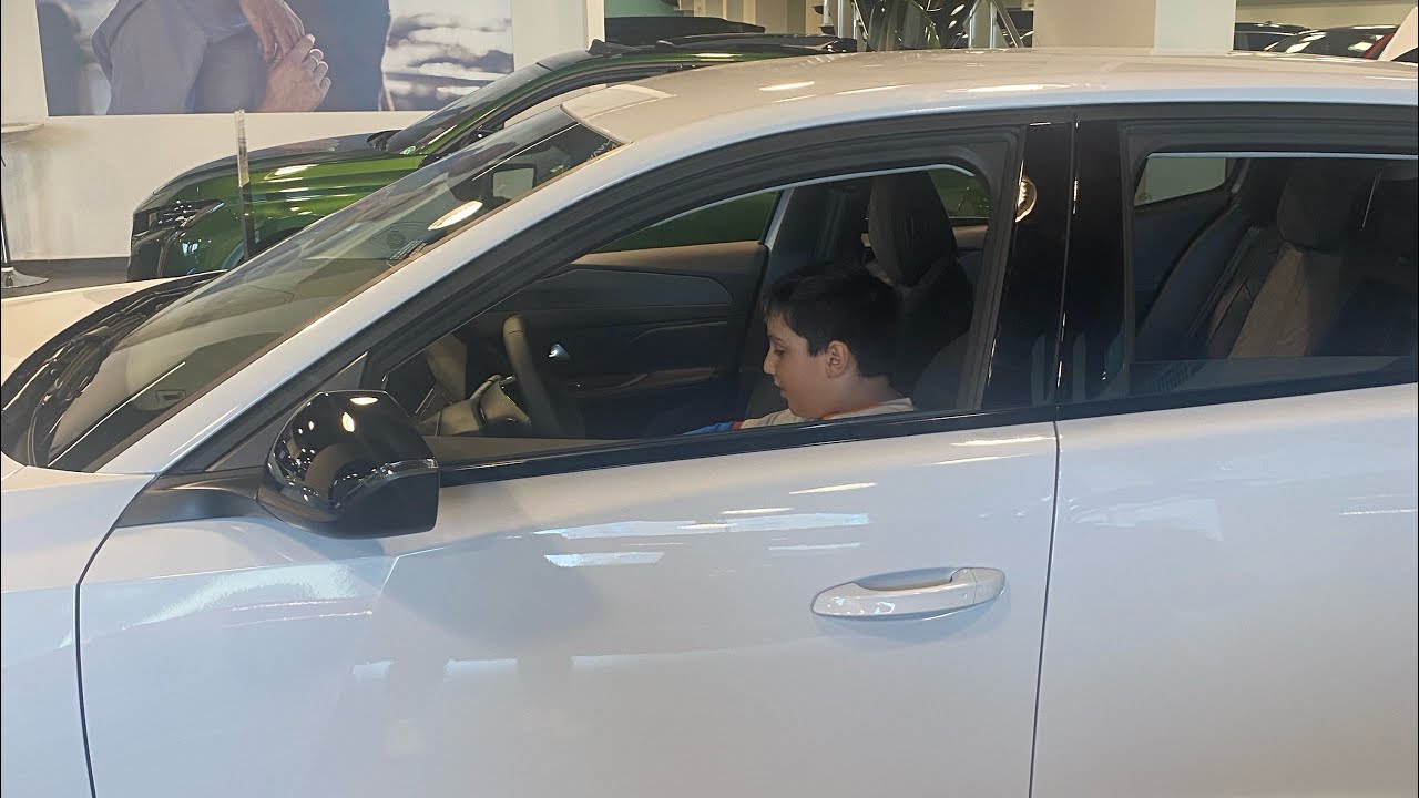 Peugeot 408 yetkili aracı tanıtıyor 👋