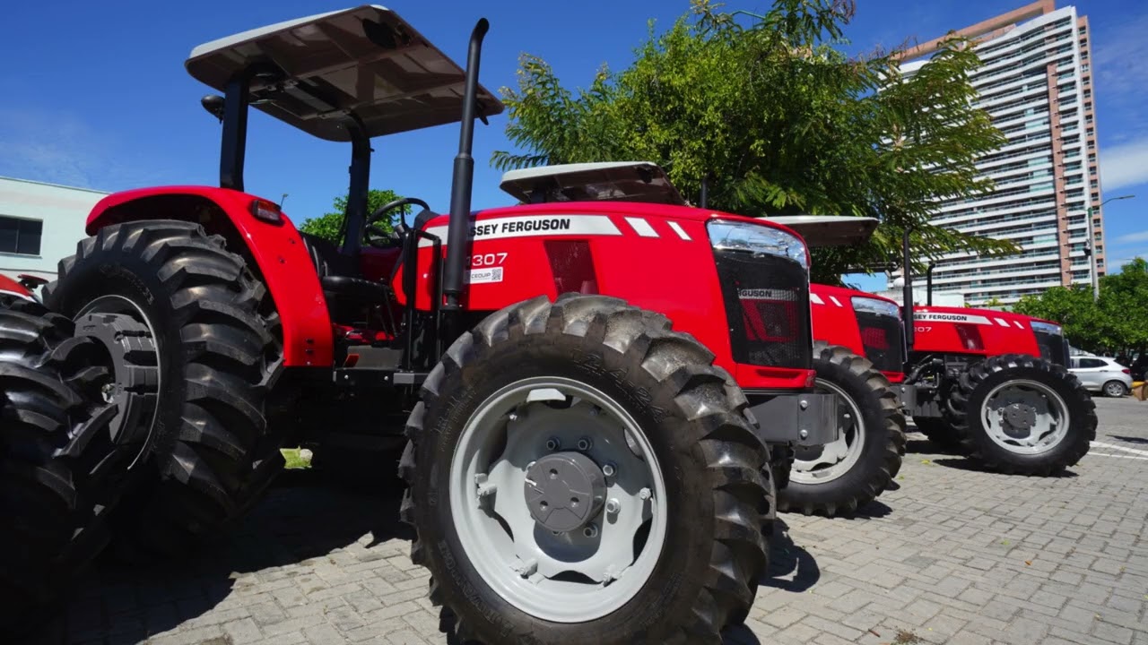 Agricultores familiares de 32 municípios cearenses recebem reforço de 40 tratores
