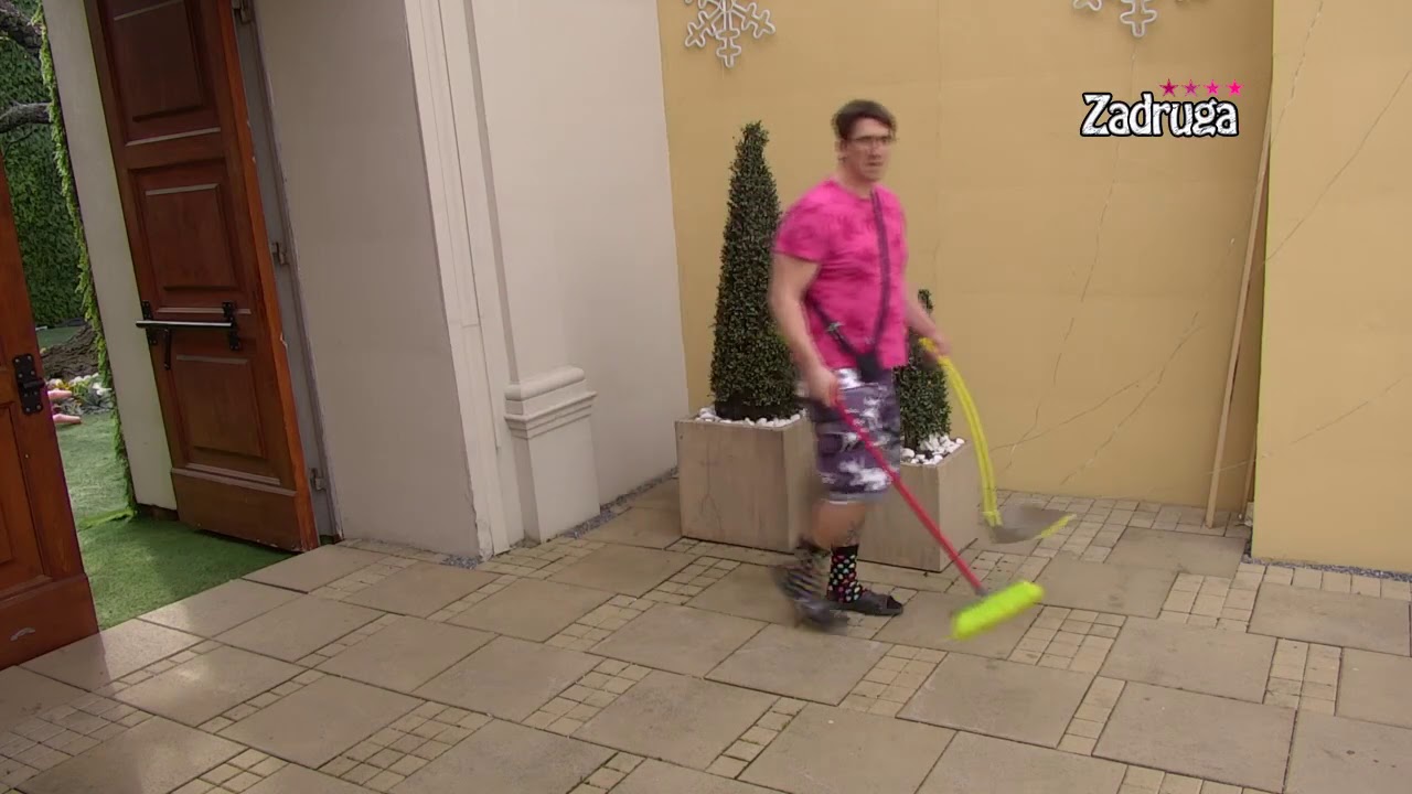 Zadruga 4 - Kristijan zgrožen nehigijenom zadrugara, metlom čisti dvorište - 19.02.2021.