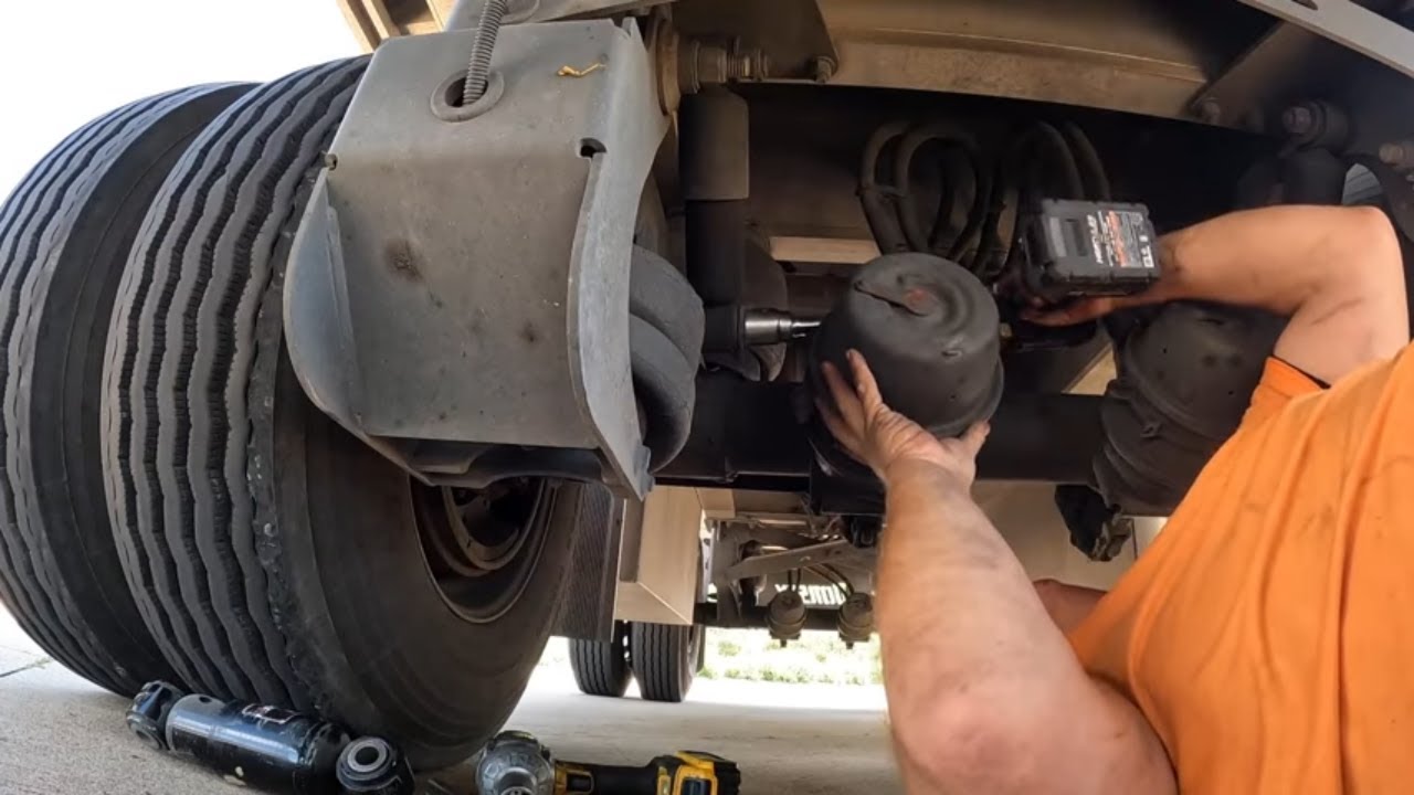 #789 Replacing the Shocks on my Dorsey Trailer The Life of an Owner Operator Flatbed Truck Driver 