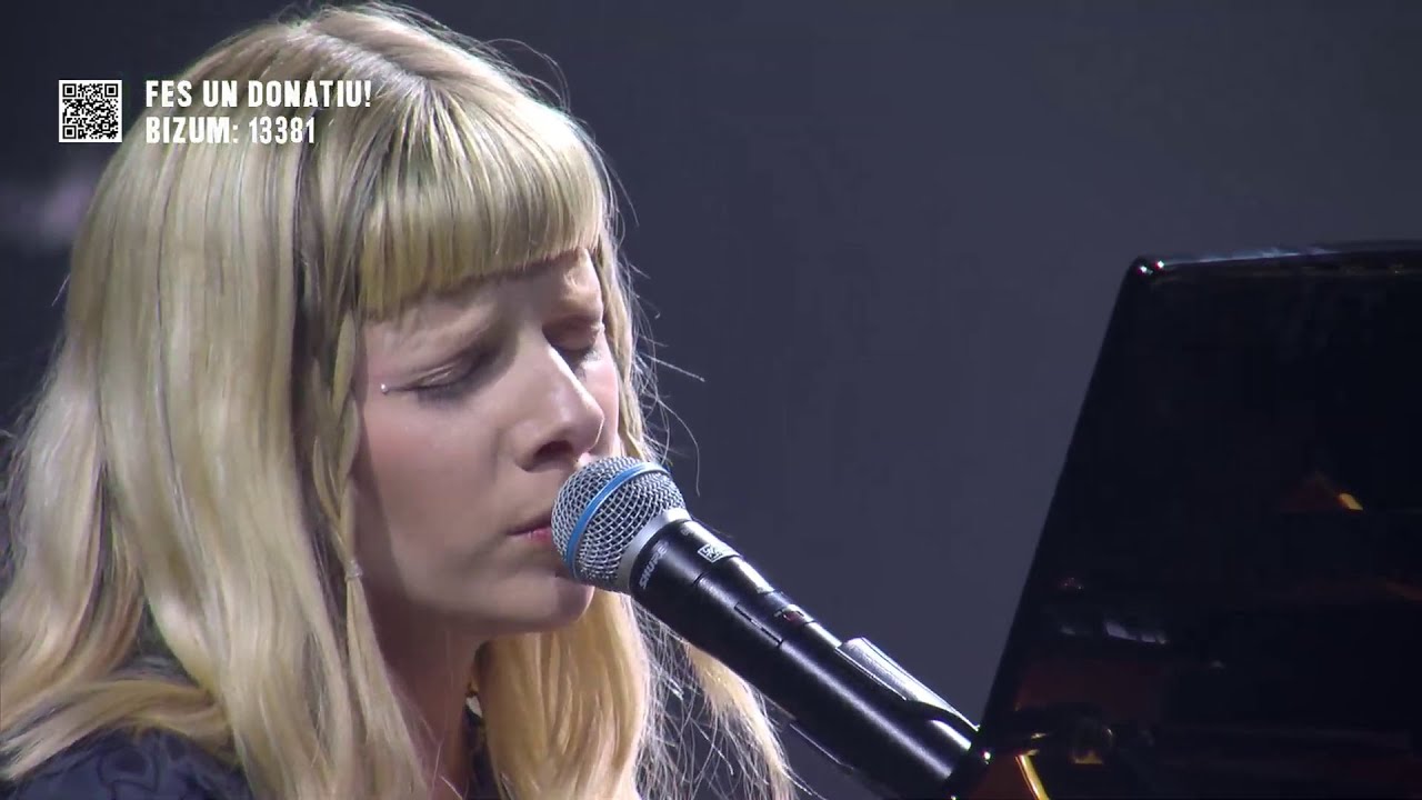 Aurora singing a poem live at the 