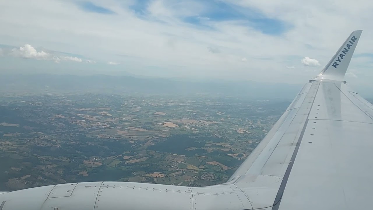 Landing in Perugia airport (LIRZ) on a Ryanair's Boeing 737-800