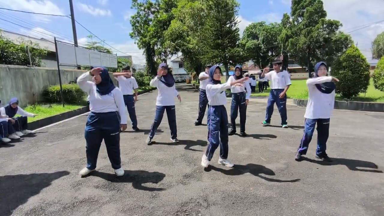 Tugas PJOK Senam Irama XI-E1 SMA Negeri 1 Purbalingga. 
