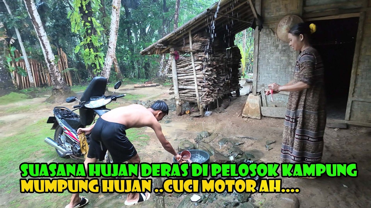 Manfaatkan Hujan Deras Untuk Berbagai Kebutuhan..Cuci Motor Cuci Baju Dari Pancuran Genteng.