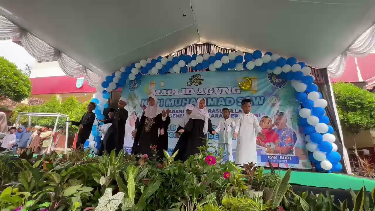 Penampilan siswa Maulid (SD N Serua 01)