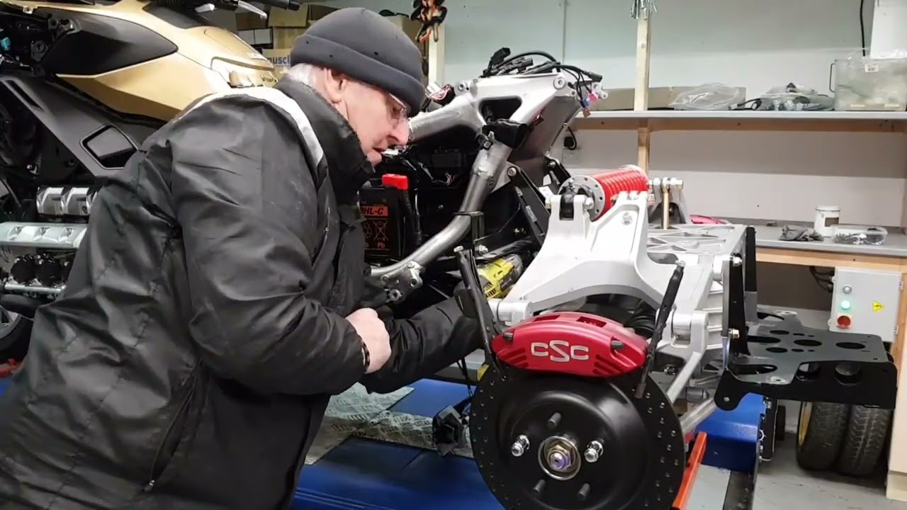 T124 - 2025 GL1800 DCT CSC Encore - Sub Frame Install