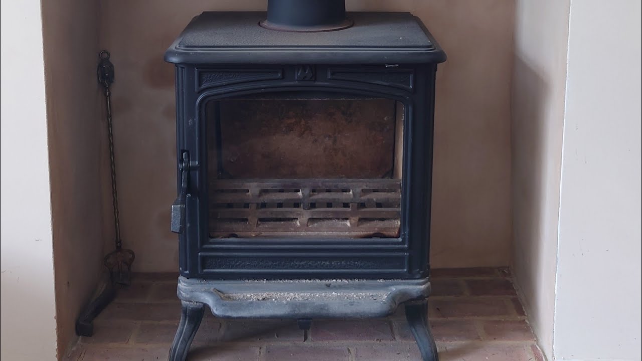 SWEEPING A FRANCO BELGE WOOD BURNER. IT WAS A NIGHTMARE, BUT GOT IT SORTED.🎩🎩