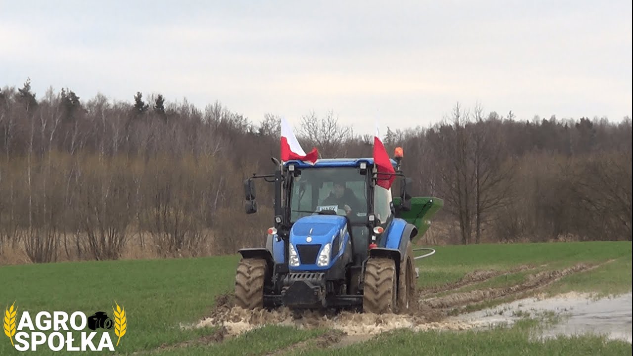 🔥EKSTREMALNO-OPOROWE ROZSIEWANIE NAWOZ&Oacute;W 2024🚨New Holland w Błocie🔥CWAJ-POL😁Ursus
