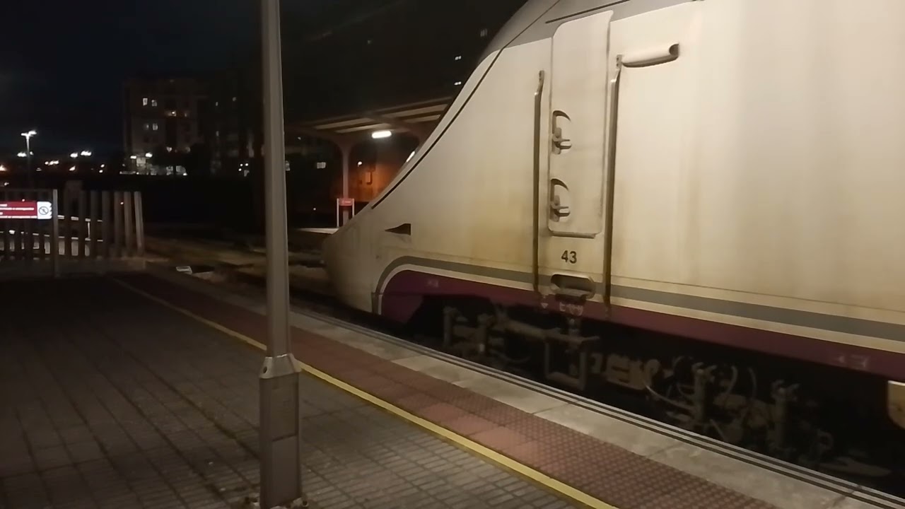 Alvia S 130 (Rama 43) destino Vigo Urzaiz saliendo de la estación de Ponferrada 
