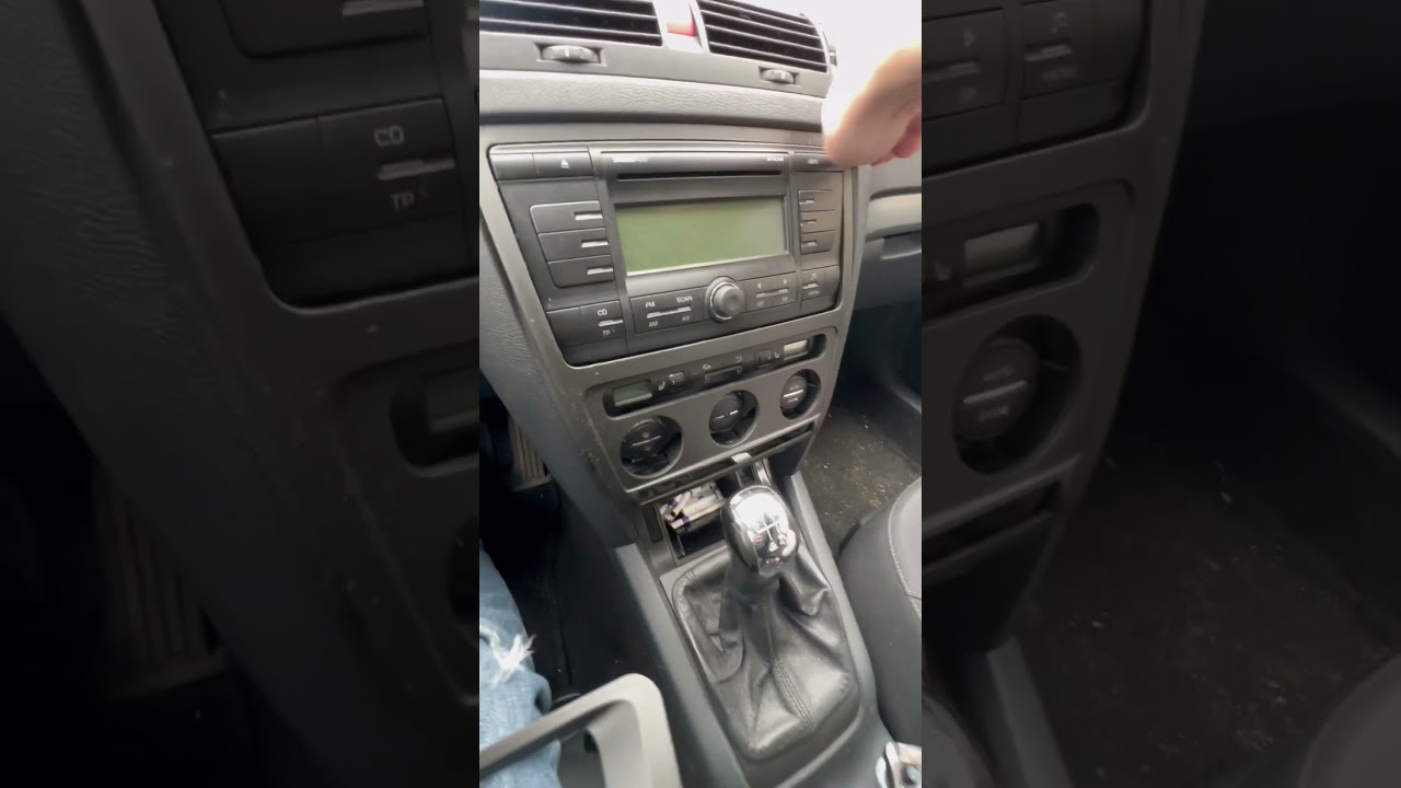 How to remove original radio headunit Skoda Octavia 2