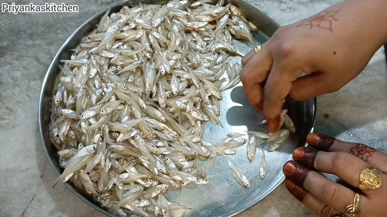 छोटी मछली को साफ कैसे करें | पारंपरिक तरीके से छोटी मछली कैसे बनाएं | Fish Recipe |Small Fish Recipe