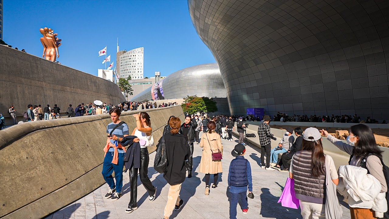 Seoul Fashion Week Spring Summer 2023 and DDP | Walking Tour Korea 4K HDR
