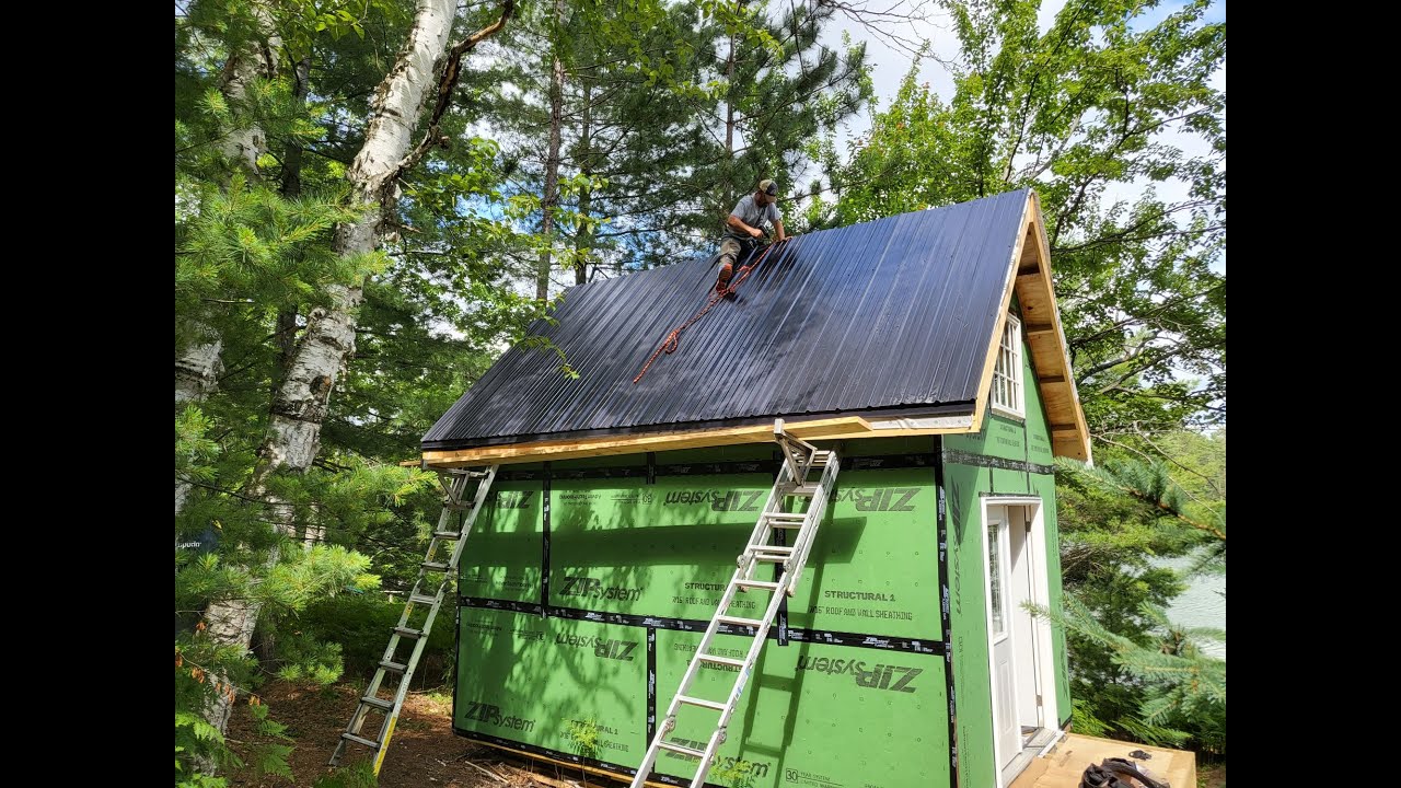 Сборка домика 12 x 16 Off Grid - Эпизод 5 - Установка металлической крыши... и многое другое!