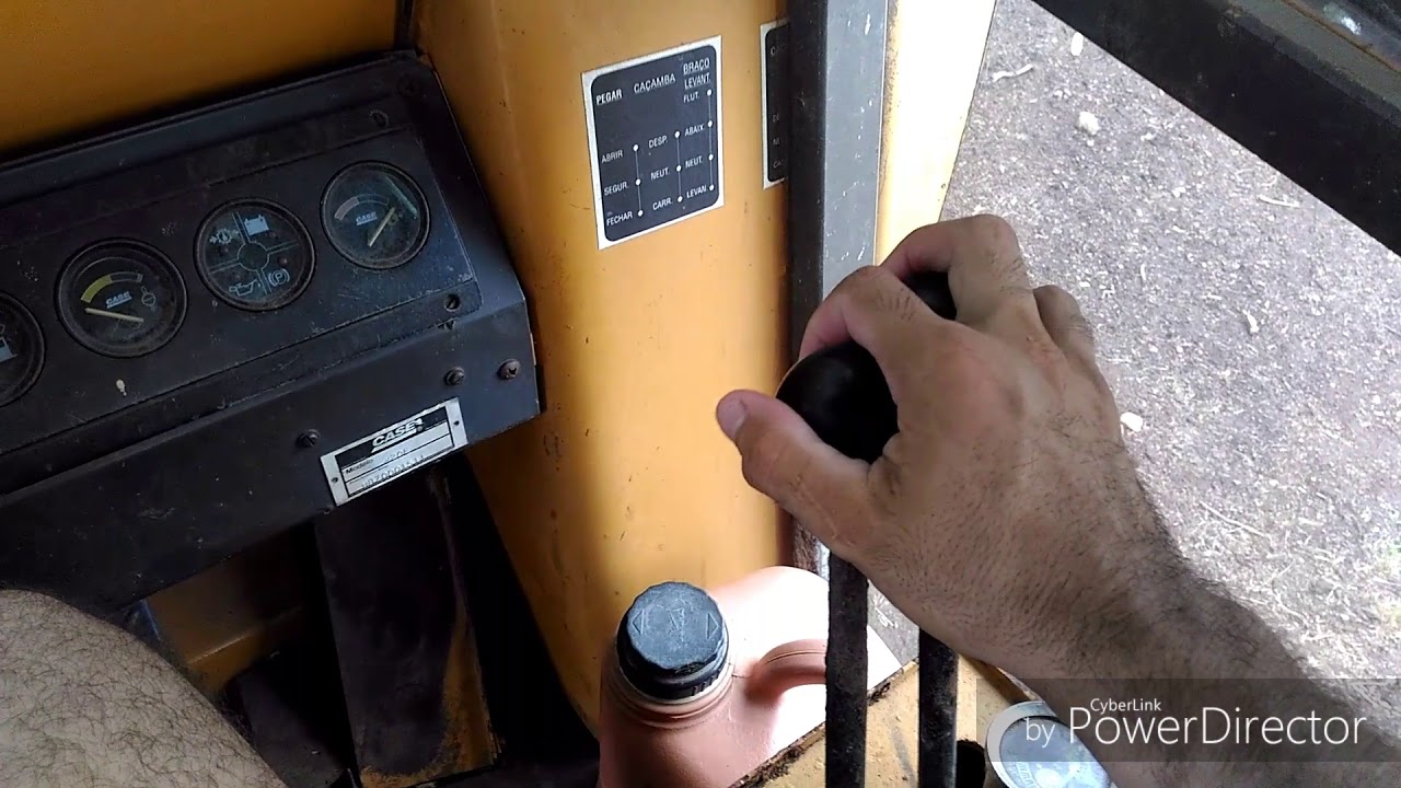 Pá Carregadeira Case W20E mostrando os comandos !
