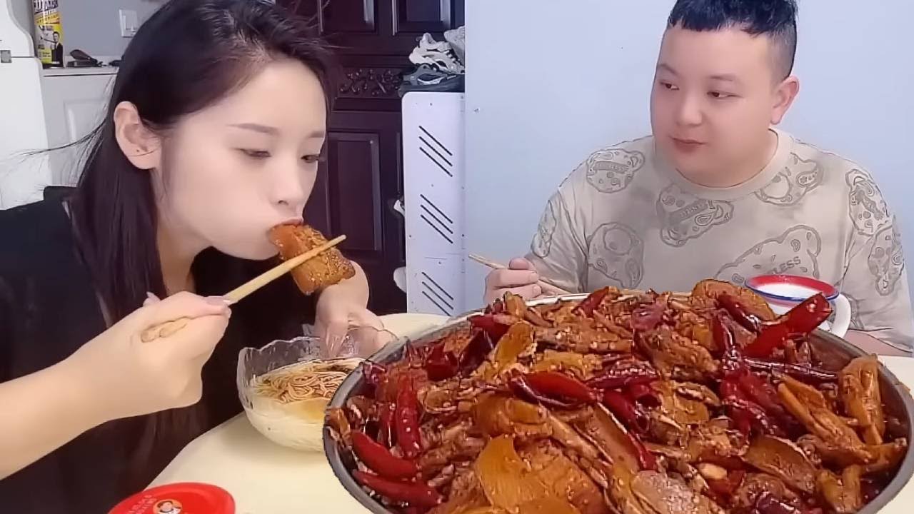 My stupid husband won't let me eat vegetables, so I secretly eat braised pork after he leaves