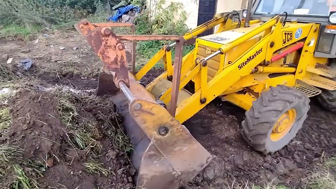Garden Rescue: JCB 3CX GreyCab Backhoe