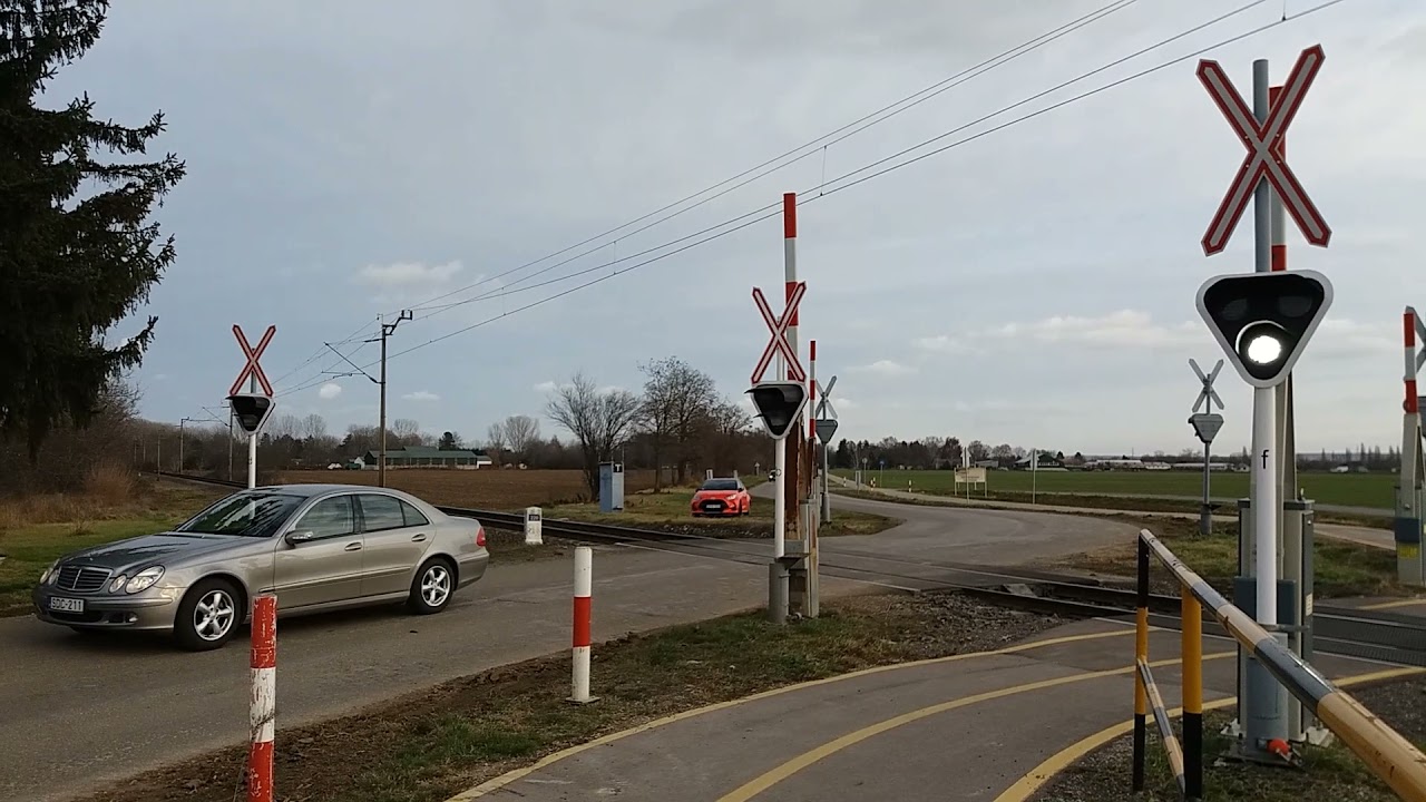 Vasúti átjáró - Szentlőrinc, Tompa Mihály utca / Hungarian train level crossing