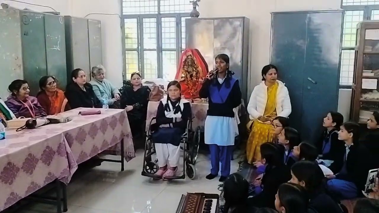 कुमाऊनी पहनवें पर बच्ची की कविता 