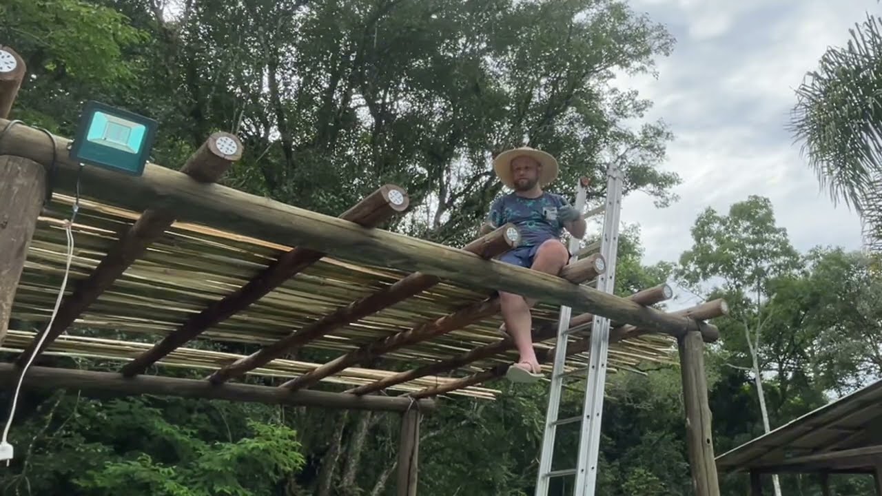 Iniciamos a cobertura do nosso PERGOLADO com BAMBU