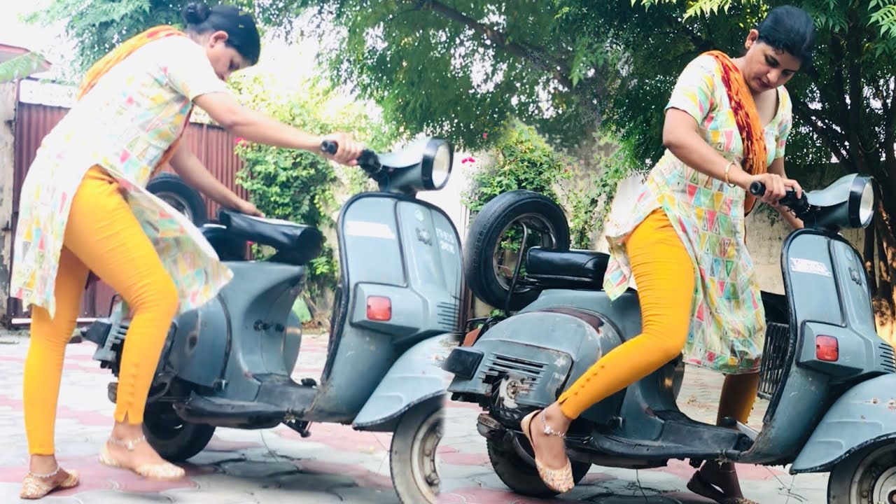 My first vlog video 2022 | How to kickstart Bajaj Chetak old scooter | Indian housewife kicking  🛵