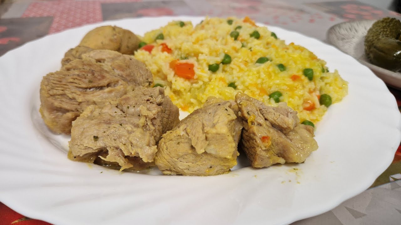 Orez cu ceafă de porc fragedă, gătit la tigaie – de la bunica