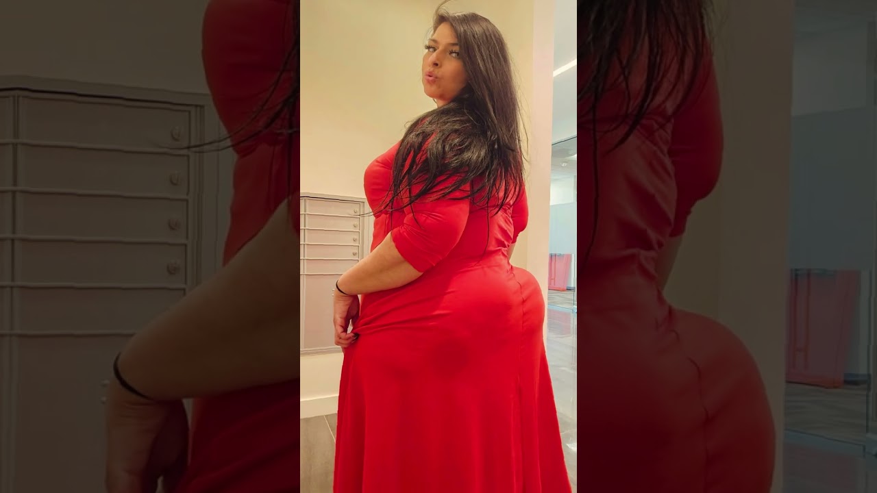 Она показывает, что каждый изгиб тела заслуживает внимания #PlusSizeFashion #BodyPositivity