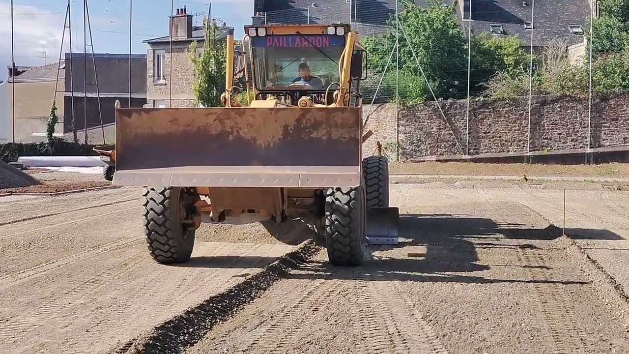 Paillardon TP - Empierrement plateau sportif à la niveleuse - ST-BRIEUC (22)