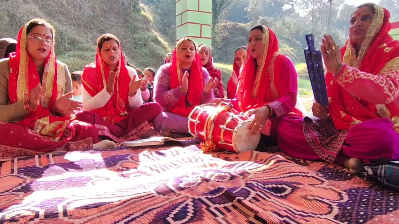🌸❤️🌷प्रेम नगर की प्रेम गली में, राधा बोली श्याम से🌸❤️🌷 #kirtan #hamirpurladies #pahadifolkmusic 