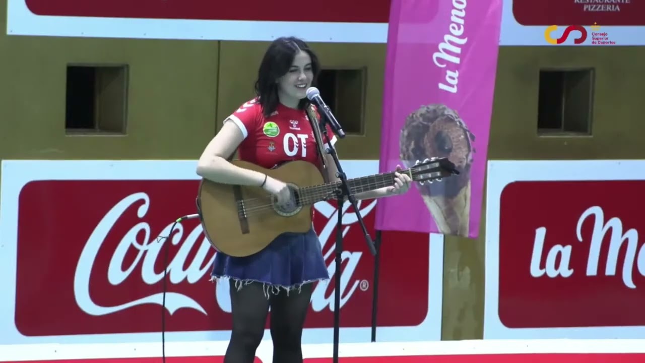 Chiara Oliver cantando Mala Costumbre en acústico en Menorca (13/04/2024)