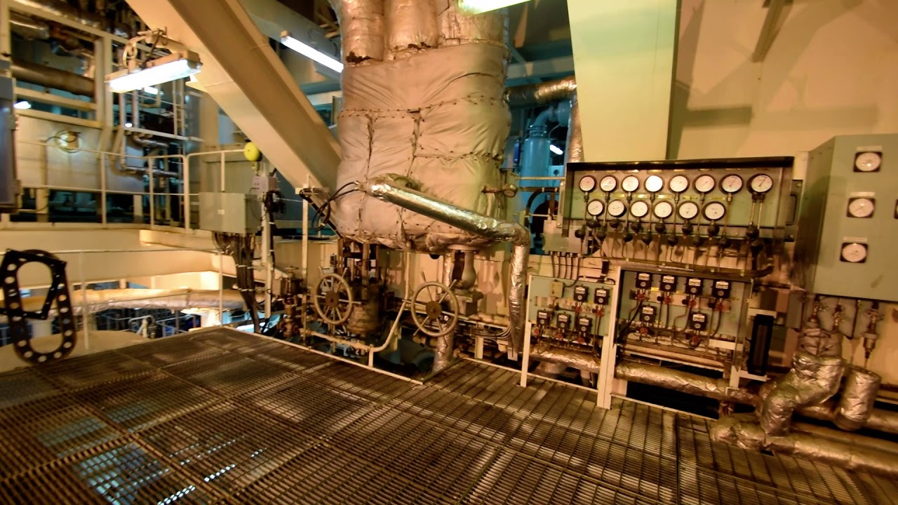 LNG Carrier engineroom steamturbine driven