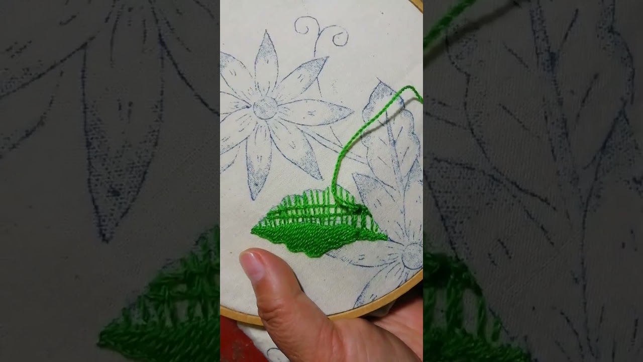 Bordando una hoja, con dos puntadas diferentes. 
