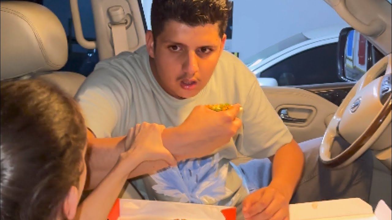 منعت ابيها من اكل البيتزا؟؟
