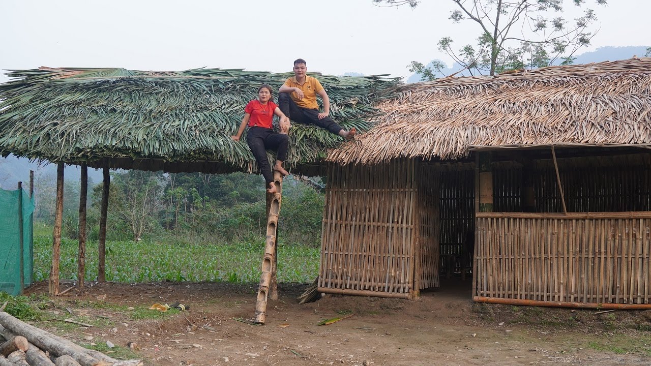 Skillful guy - Building a kitchen together - completing the roof with palm leaves - Trieu Thi Lieu