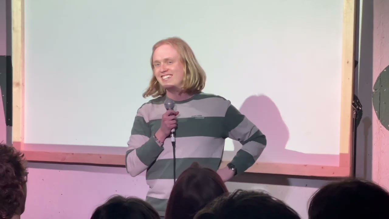 Том Суини на церемонии вручения студенческой комедийной премии Chortle Student Comedy Award 2026.