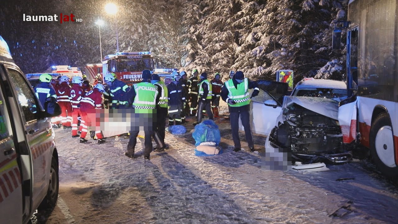 PKW gegen Linienbus gekracht: Verkehrsunfall in Bad Leonfelden fordert vier teils Schwerverletzte