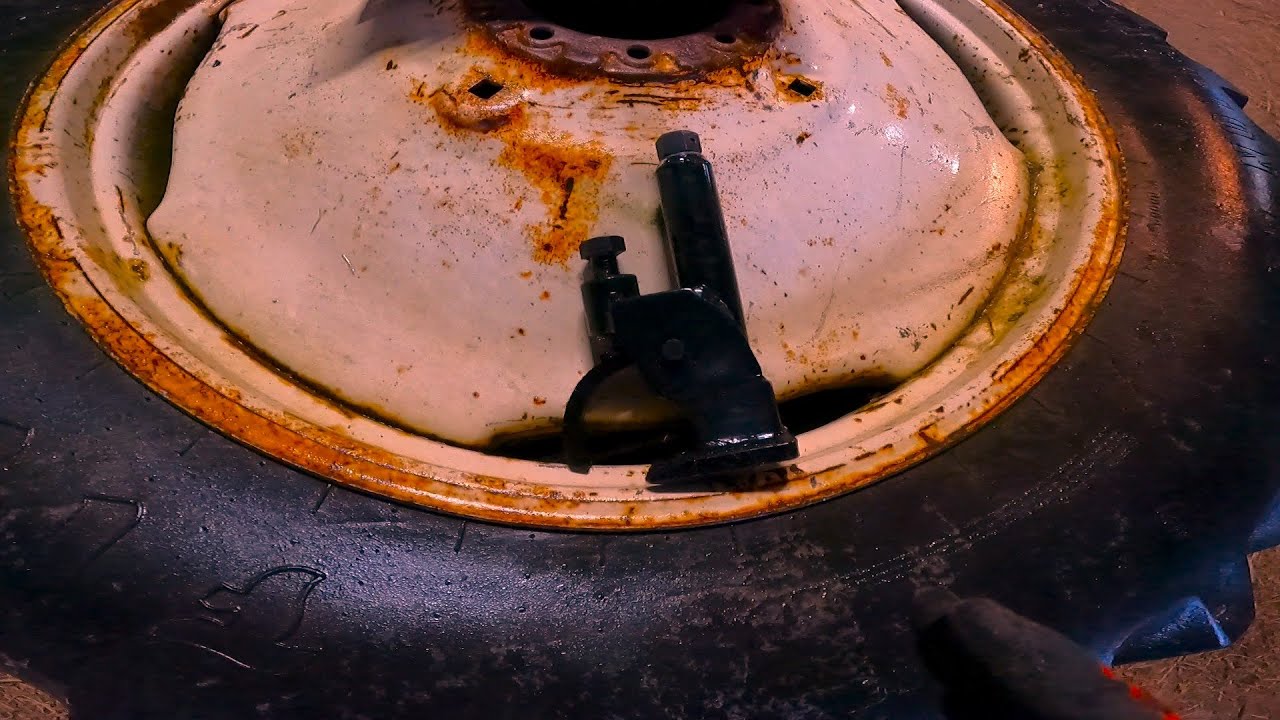Демонтаж бортов больших шин с помощью бортоотжимного устройства Harbor Freight
