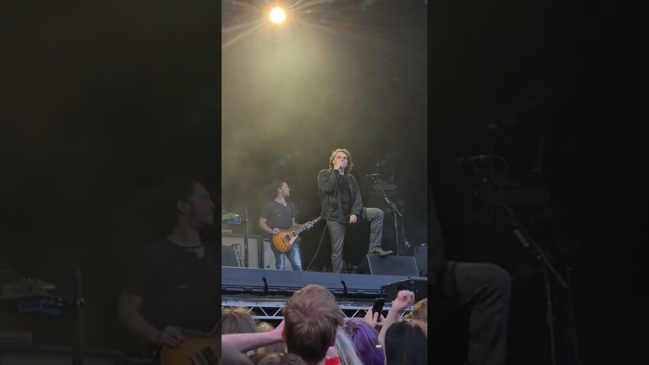 Gerard Way talking about his voice and the crowd chanting f*ck the queen in Dublin