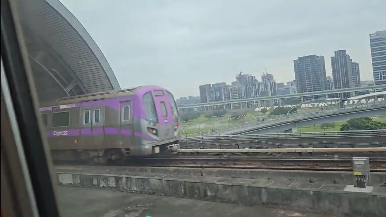 503次開往A22老街溪站的車號1005普通車四輛一編組高運量系統鋼輪鋼軌式捷運列車，和一列開往A1台北站的車號2001車王編組直達車五輛一編組高運量系統鋼輪鋼軌式捷運列車