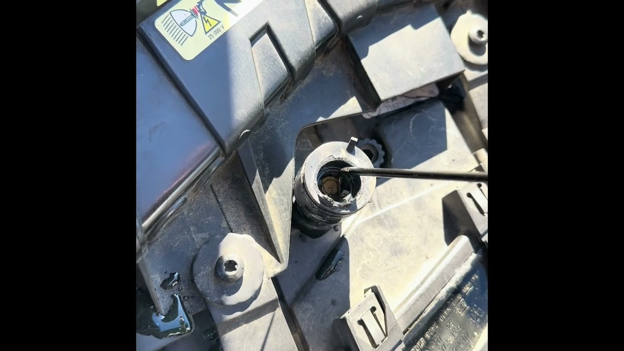 BMW X3 E83 - Failure Cooler thermostat under expansion tank cause water leak